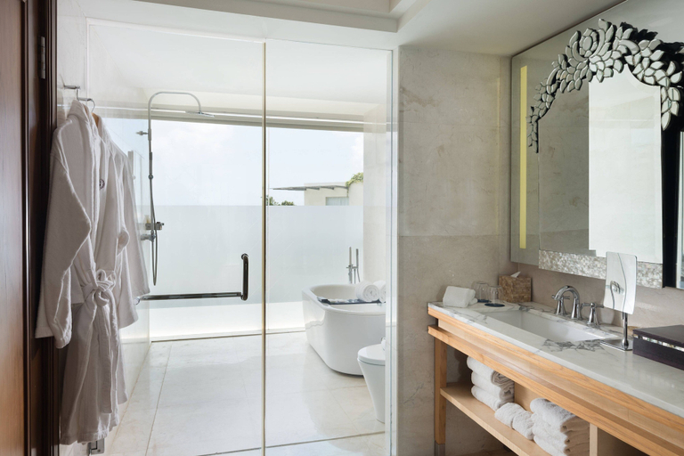 Bathroom 5, Sheraton Bali Kuta Resort, Badung