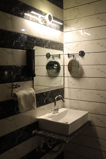 Bathroom 4, GP Palace, Lucknow
