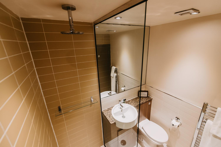Bathroom 3, The Lynnhurst Hotel, Renfrewshire