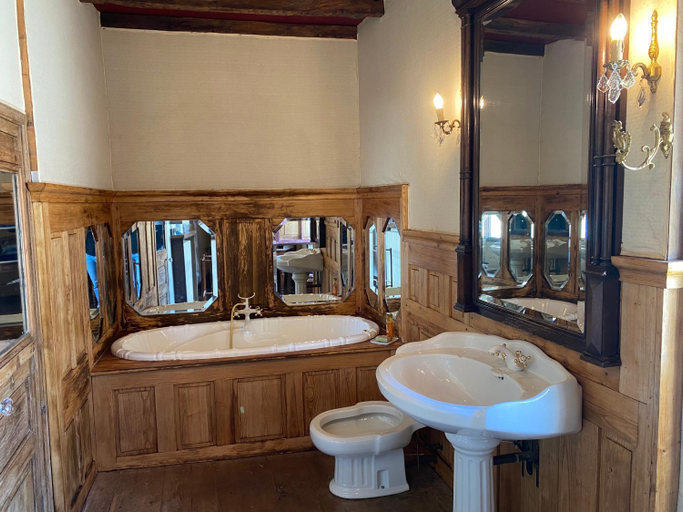 Bathroom, Suite de charme au chateau de Cibioux, Vienne