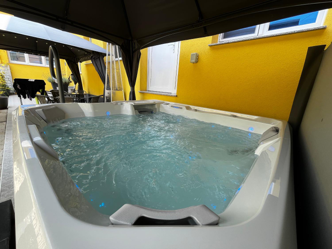 Sport & Beauty 2, La Luna Petite Suite Deluxe Apartment with Pool & Jacuzzi, Bikes and Secured Parking, Našice