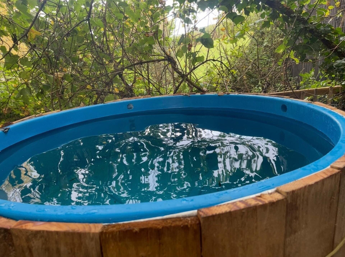 Outdoor spa tub, Remarkable Boultons Barn With hot tub & opt Sauna, Devon