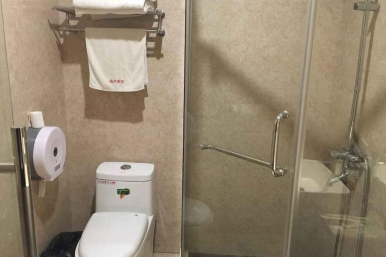 Bathroom 4, Fengxing Hostel, Shanghai