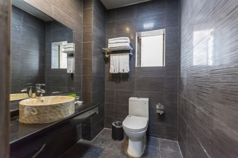 Bathroom, France Family Hostel, Huangshan