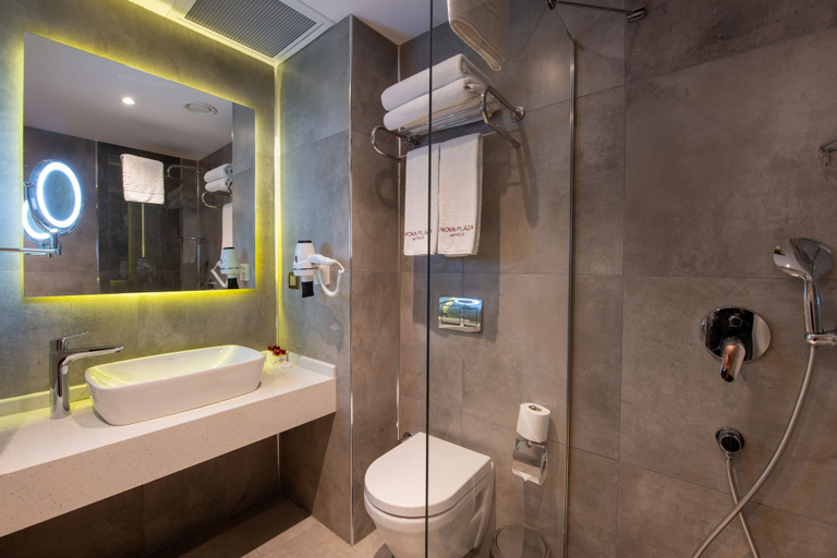 Bathroom 5, Nova Plaza Crystal Hotel & Spa, Beyoğlu