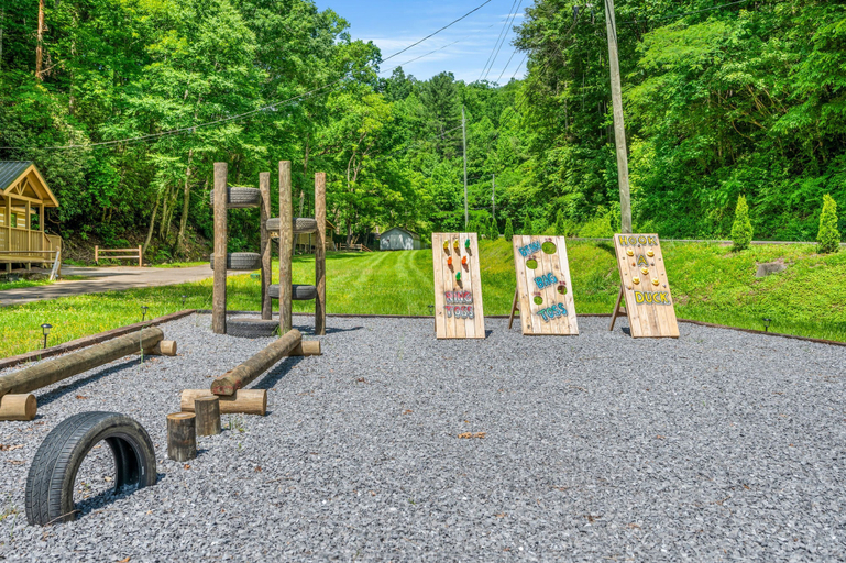 Room 3, 5 Cabins in Gburg Sleeps 16 Firepit Games, Sevier