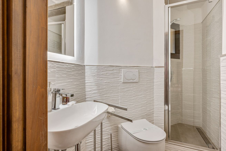 Bathroom 5, Palazzo Pitti Apartment with Terrace, Florence