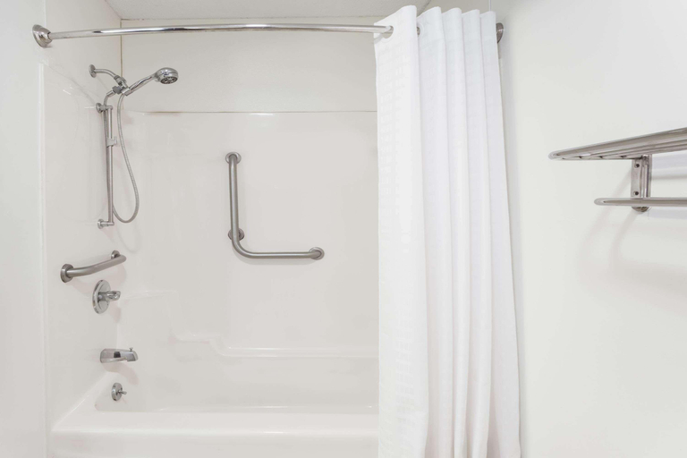 Bathroom 4, Super 8 by Wyndham Dixon, Lee