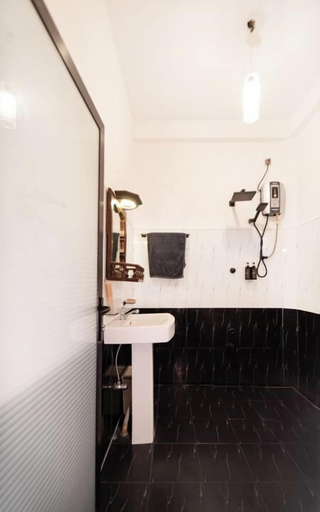 Bathroom 4, We Are Surfers hotel, Weligama