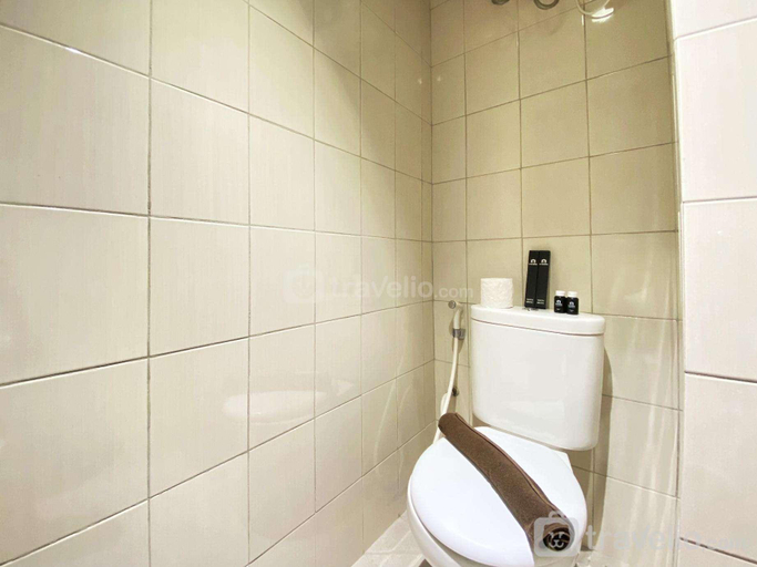 Bathroom 2, Comfort Studio Room Mekarwangi Square By Travelio, Bandung