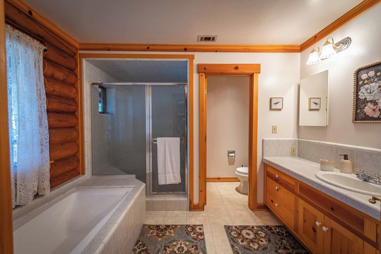 Bathroom 3, Oakwood Lodge, San Luis Obispo