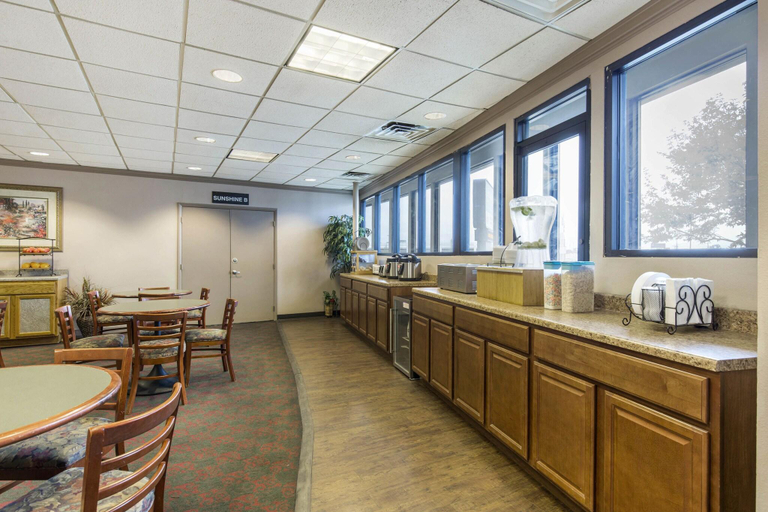 Food & Drinks 5, Lamplighter Inn & Suites - South, Greene