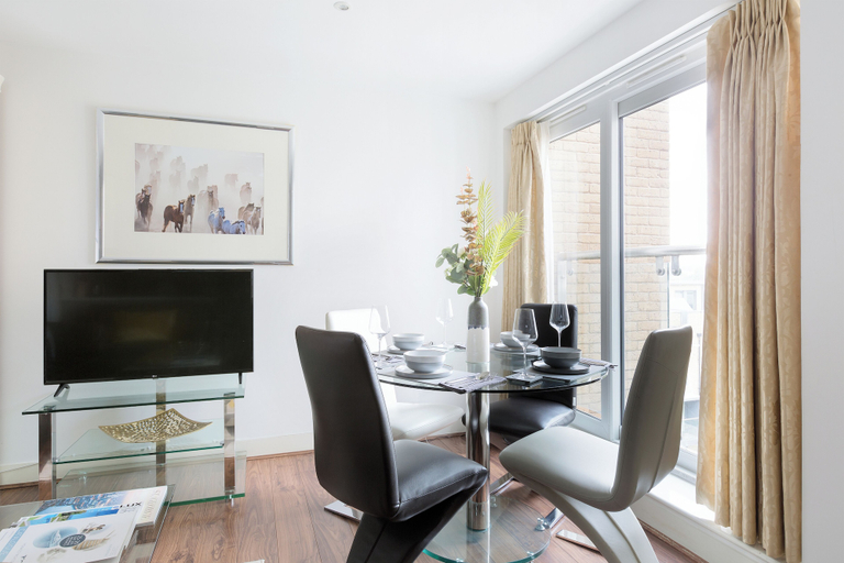 Others 5, Sophisticated 2 Bed Flat with Balcony in Acton, London