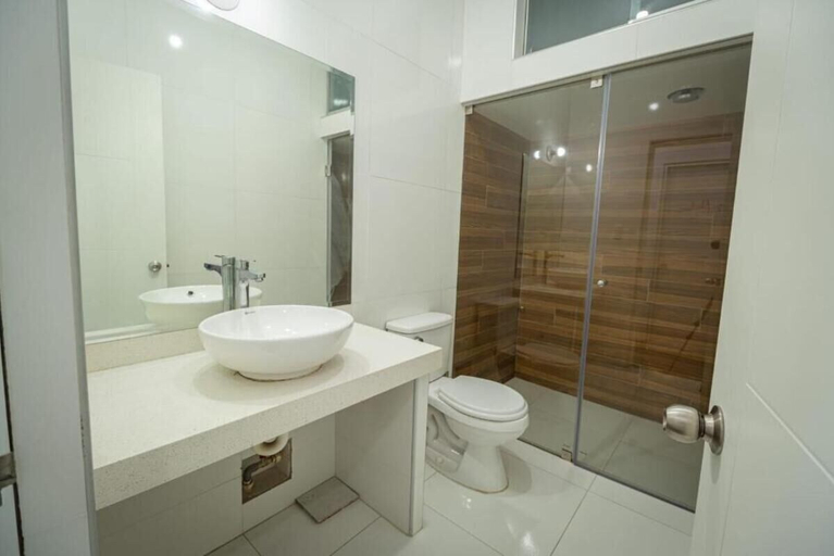 Bathroom 3, Casa Águila y Condor, Lima