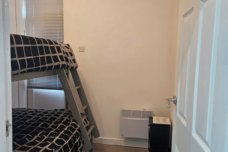 Room 4, Modern 2-bedroom Apartment, Near Central London, London