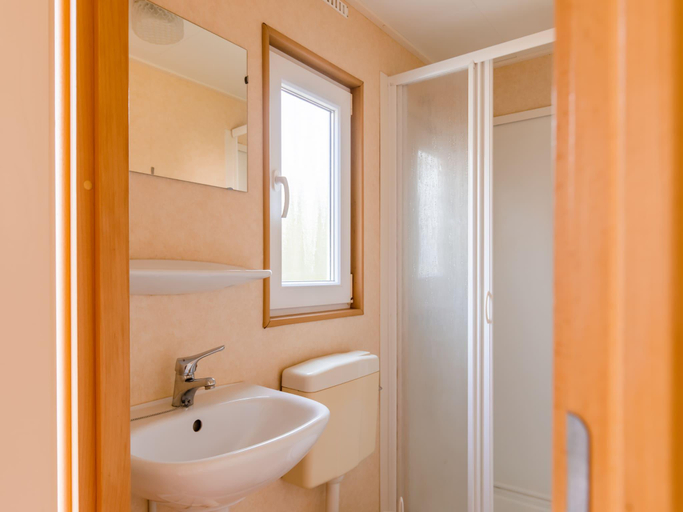 Bathroom 4, Chalet by the Water in Leukermeer, Bergen