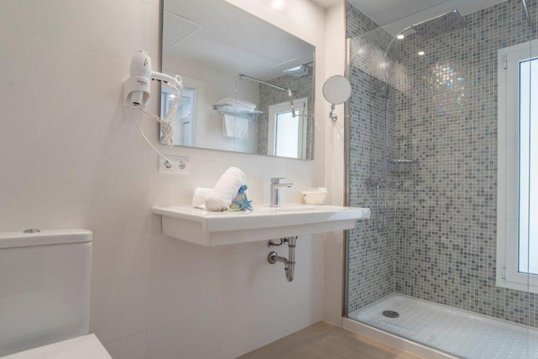 Bathroom 4, Hotel Voramar - Emar Hotels, Baleares