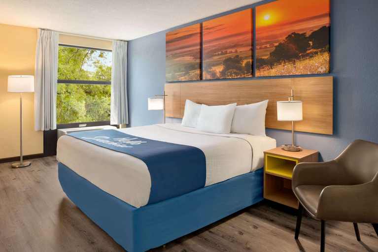 Bedroom 3, Days Inn Suites By Wyndham Merrillville, Lake
