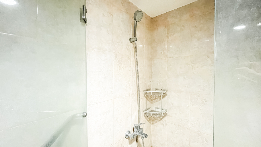 Bathroom 5, Modern Pop Urban Studio at Tamansari The Hive Apartment By Travelio, Jakarta Timur