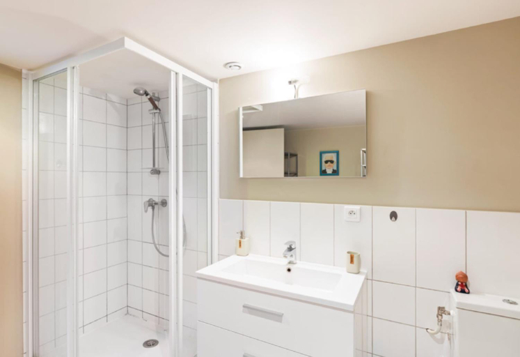 Bathroom, Magnifique loft sur la plage Life is a Beach GuestHouse, Alpes-Maritimes