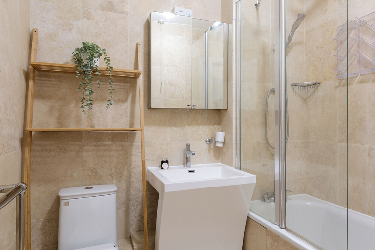 Bathroom 4, Comfortable 2 Bed Apartment by Tower Bridge, London