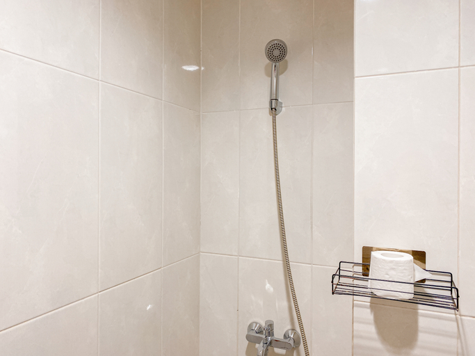 Bathroom 5, Strategic Studio at Evenciio Margonda Apartment By Travelio, Depok