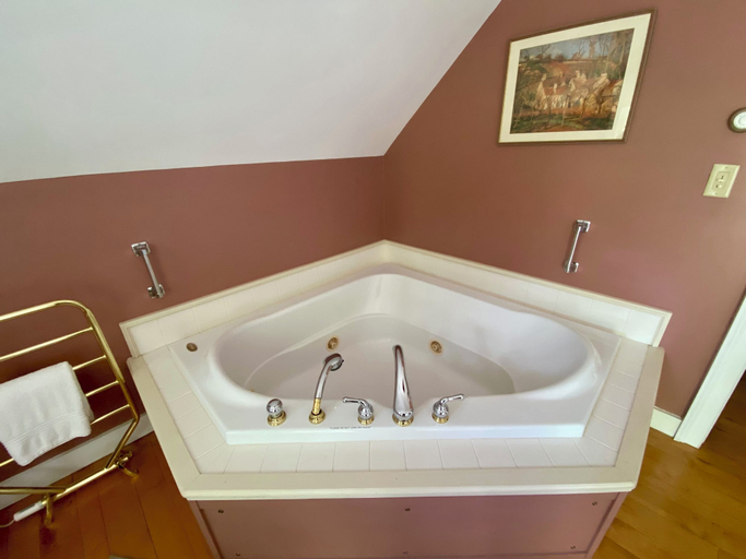 Bathroom 4, Green River Bridge Inn, Windham