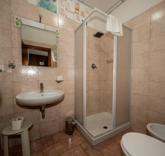 Bathroom 2, Hotel Porta Marmorea, Perugia