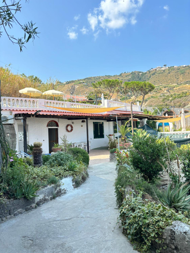 Others 5, Casa Josefina, Napoli
