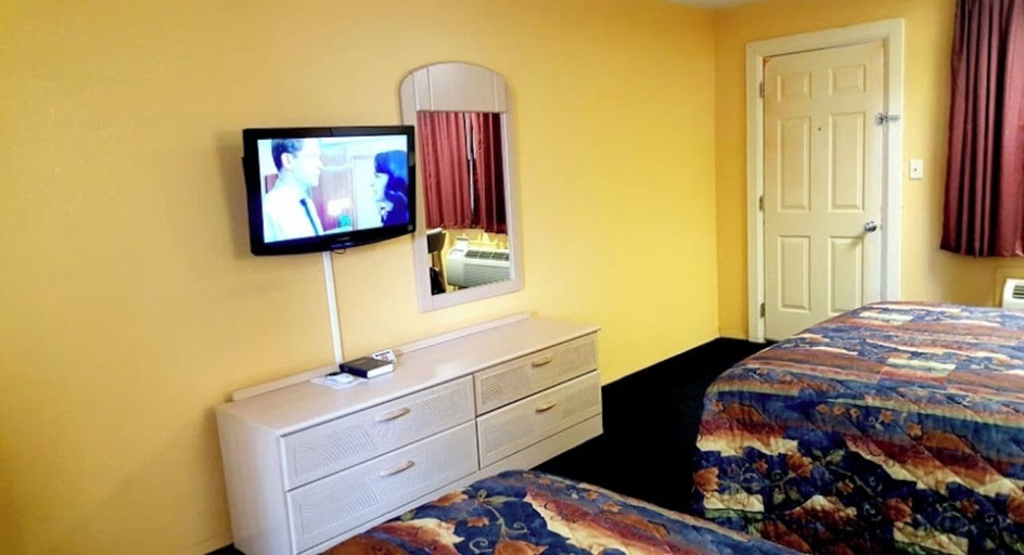 Bedroom 3, Budget Inn, Coleman