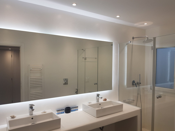 Bathroom 2, Seaview & Jacuzzi, South Aegean