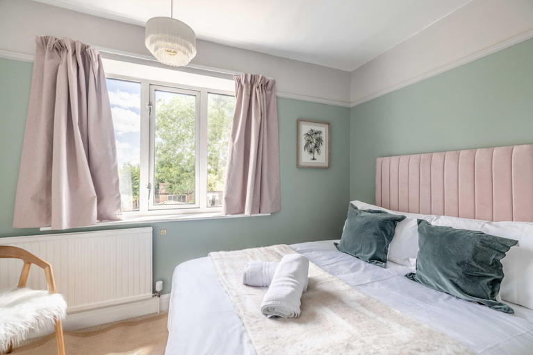 2, Super Cool Flats in Windsor with Parking and EV, Slough
