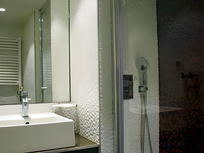 Bathroom 4, Hotel Regina Opera Grand Boulevard, Paris