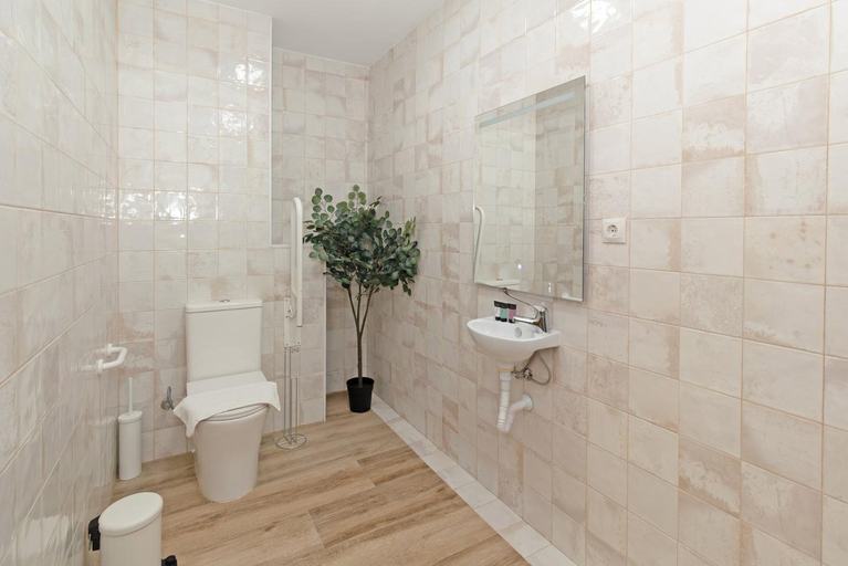 Bathroom, GuestReady - Delightful Valencian Stay, Valencia