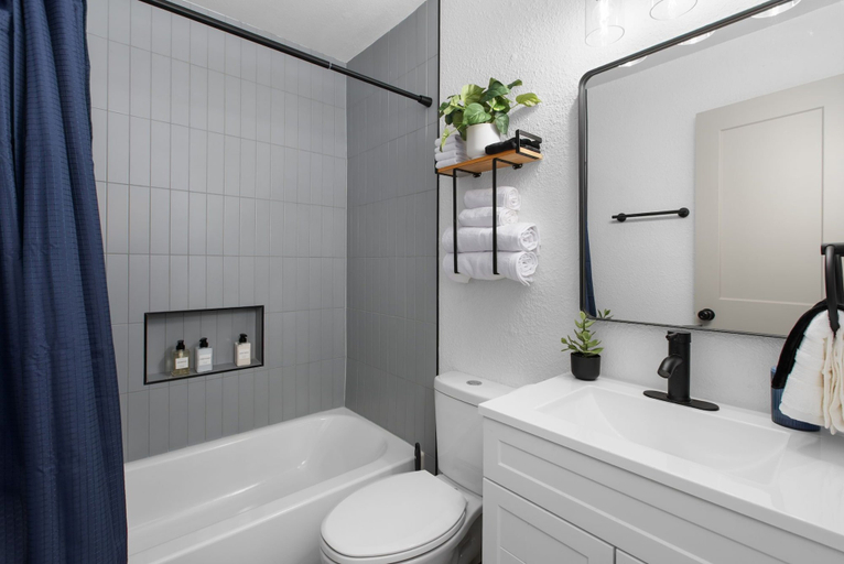 Bathroom, Cozy-Chic 2BR Patio Ideal for Groups, Travis