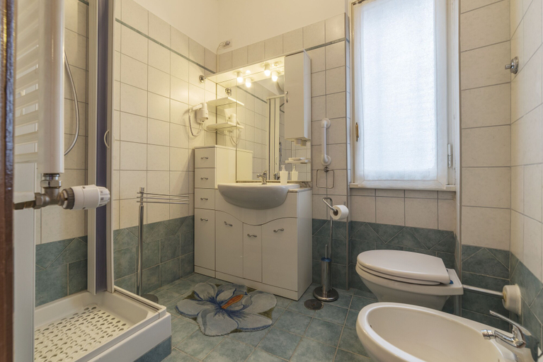 Bathroom 5, San Giovanni Apartment with Balcony, Roma