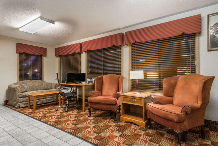 Public Area 2, Days Inn by Wyndham Muncie -Ball State University, Delaware