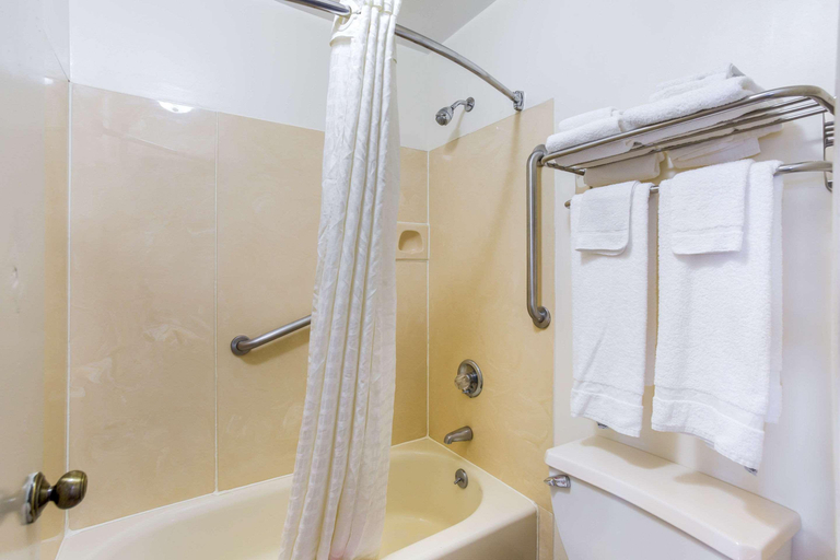 Bathroom 4, Econo Lodge Lebanon, Wilson