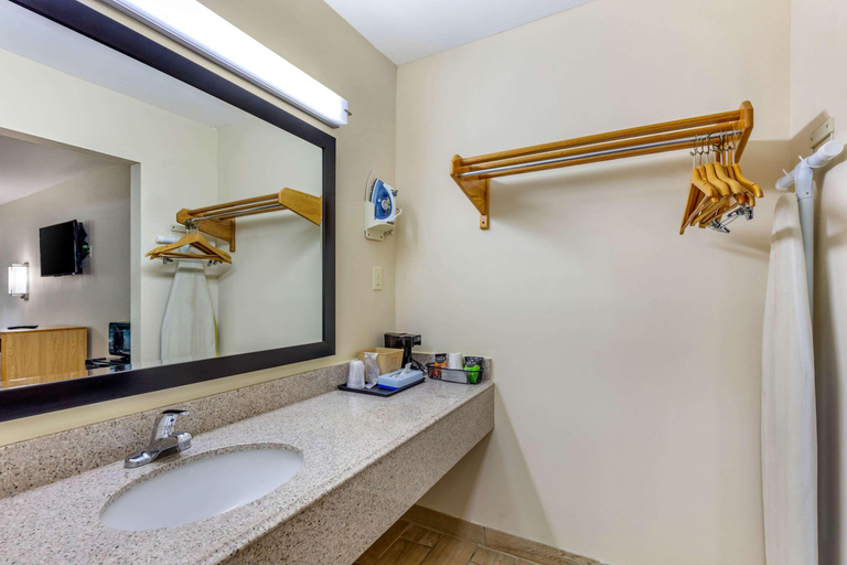 Bathroom 4, Econo Lodge Kosciusko, Attala