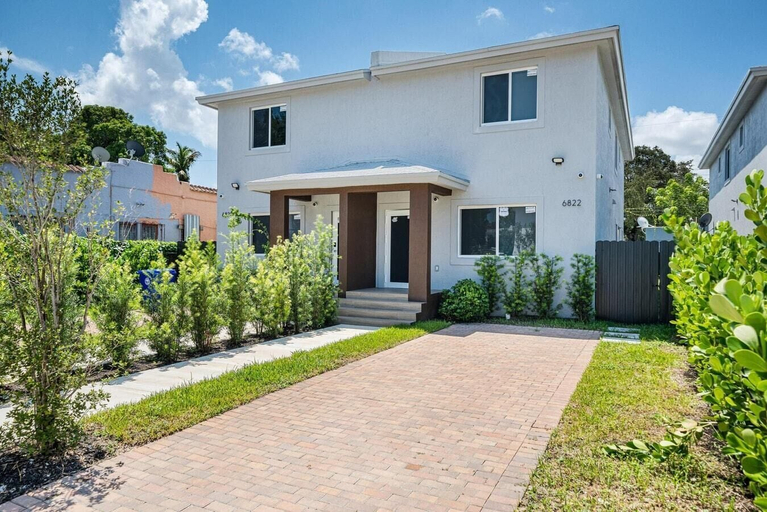 Exterior & Views 2, Luxurious 4BR Miami Home With Large Patio & Outdoor Space!, Miami-Dade