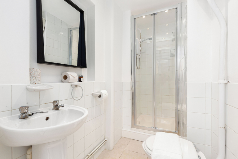 Bathroom 4, Magnificent 2 Bed Garden Flat in Oval, London