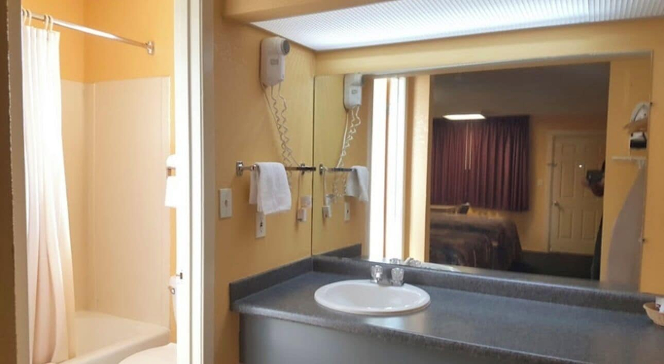 Bathroom 4, Budget Inn, Coleman