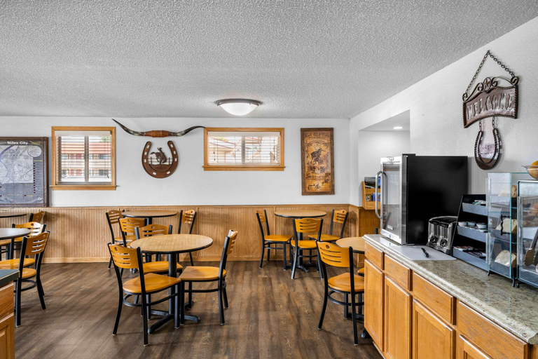 Food & Drinks 5, Econo Lodge Miles City, Custer
