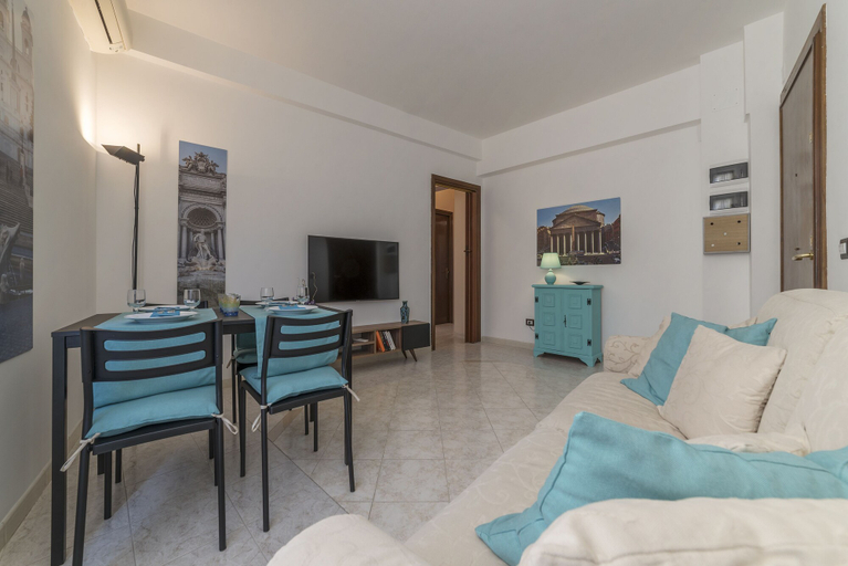 Bedroom 4, San Giovanni Apartment with Balcony, Roma