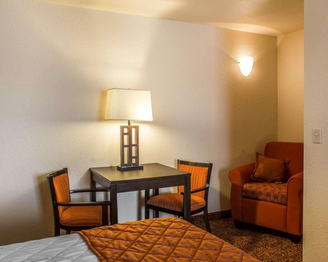 Bedroom 2, Rodeway Inn & Suites near Okoboji Lake, Dickinson
