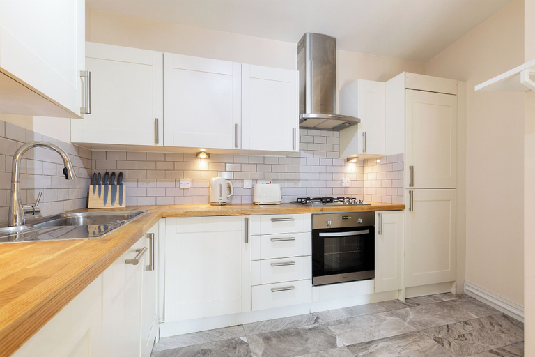 Others 5, Comfortable 2 Bed Apartment by Tower Bridge, London