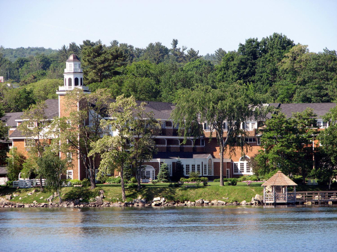 Exterior & Views