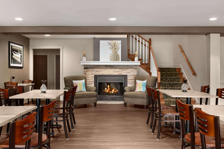 Public Area 2, Travelodge Suites by Wyndham Moncton, Westmorland