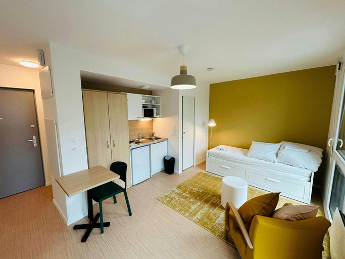 Room 5, We Live In R - Suite 202, Marne