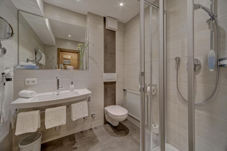 Bathroom 4, Wellnesshotel Hofbräuhaus, Regen